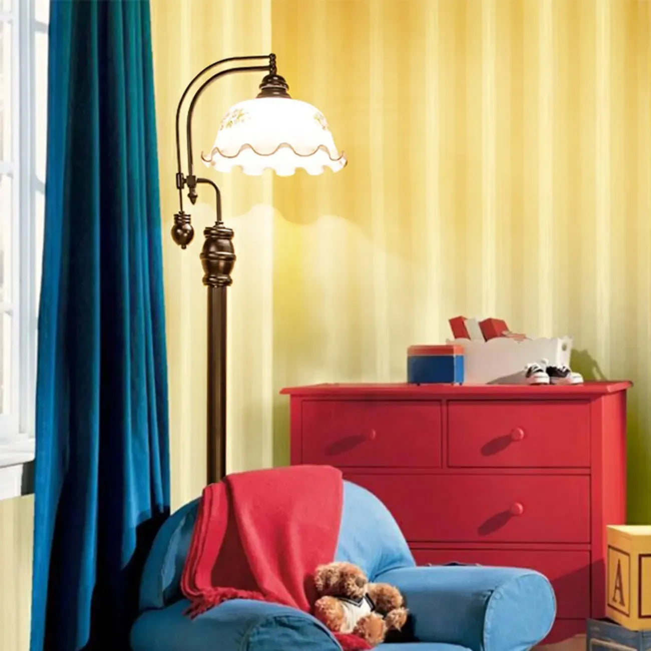 Lampadaire vintage rustique en métal noir avec abat-jour en verre à motif floral