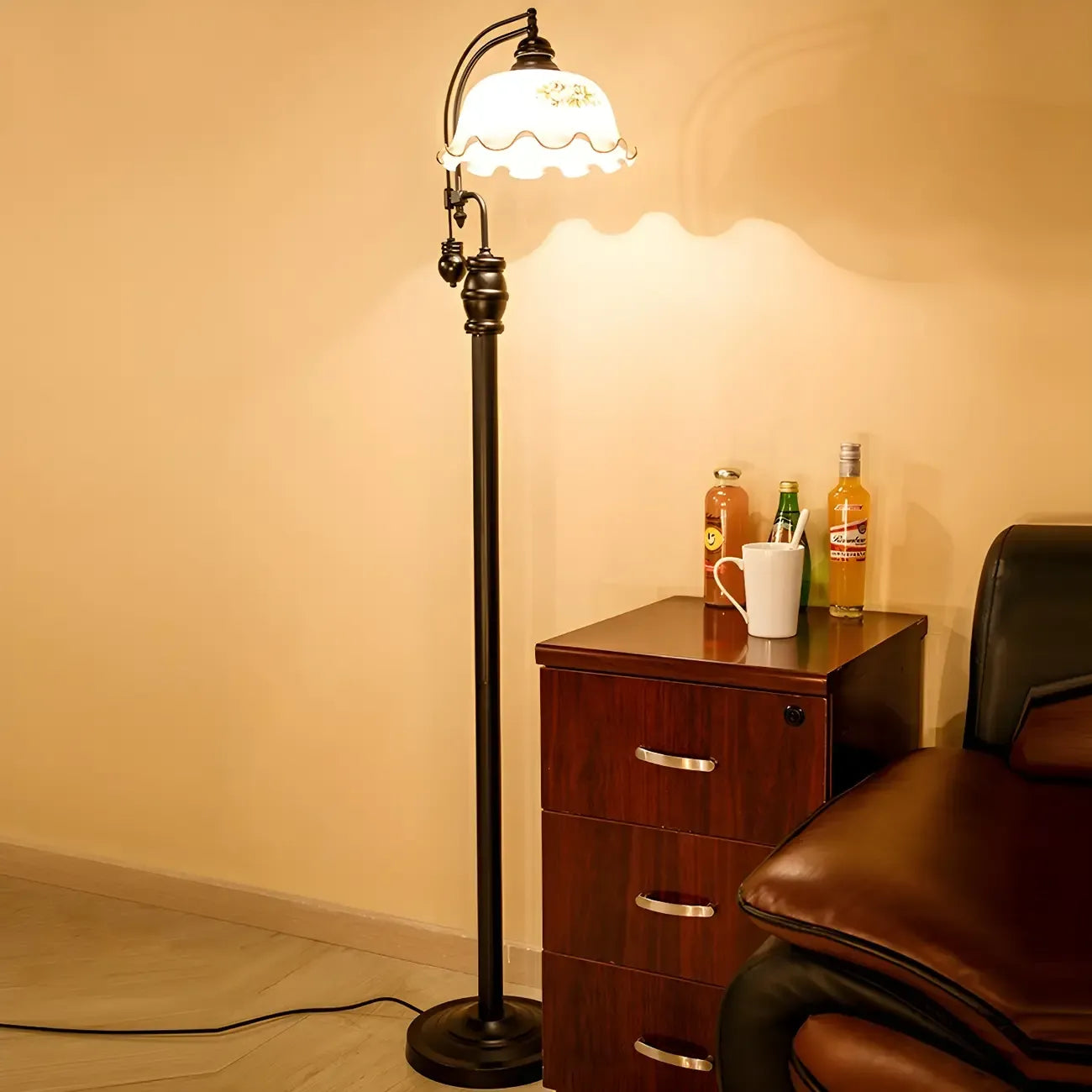 Lampadaire vintage rustique en métal noir avec abat-jour en verre à motif floral