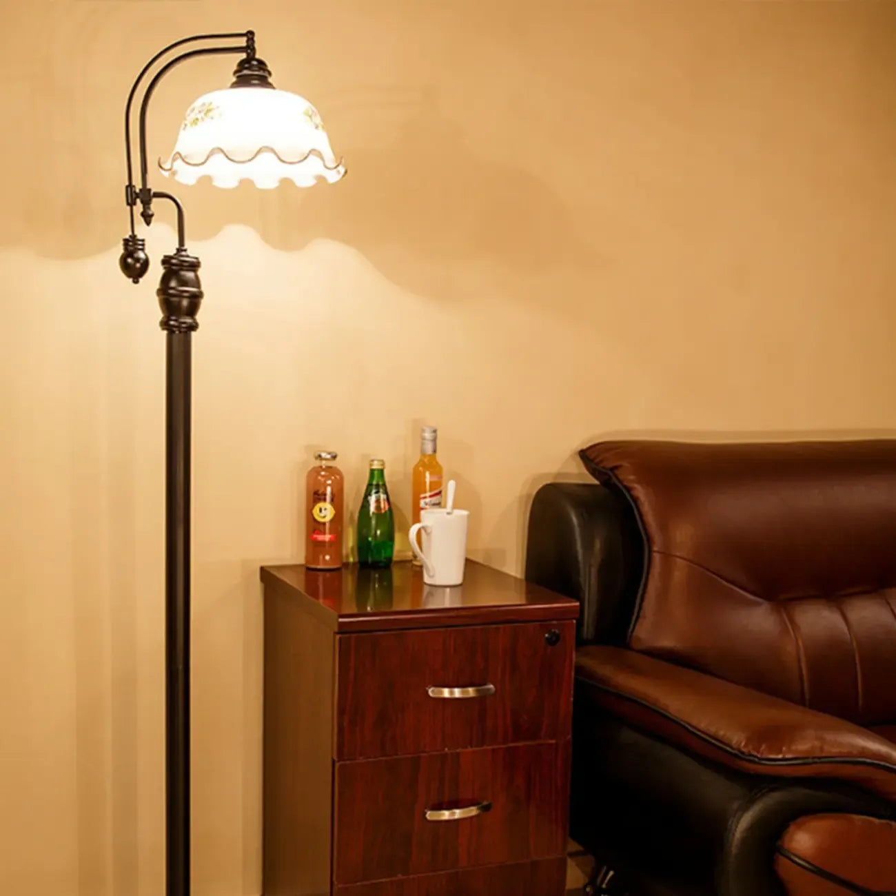 Lampadaire vintage rustique en métal noir avec abat-jour en verre à motif floral