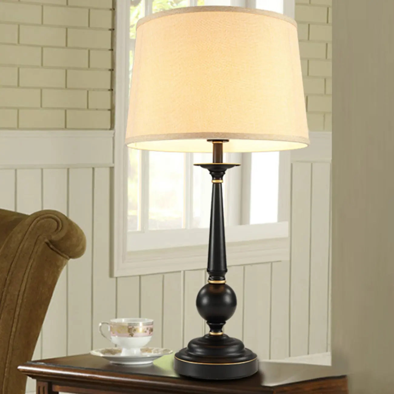 Lampe de table standard traditionnelle avec abat-jour en tissu et métal noir