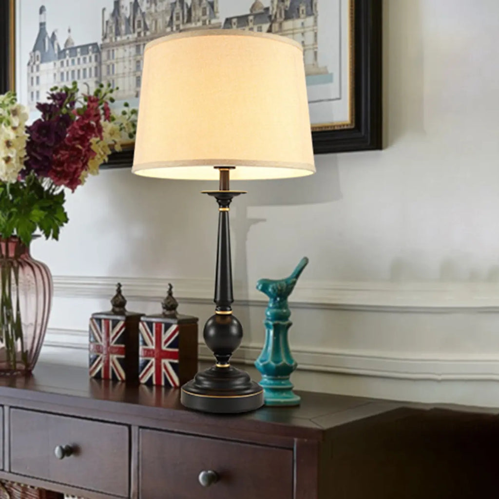 Lampe de table standard traditionnelle avec abat-jour en tissu et métal noir