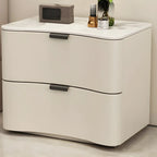 Table de chevet moderne à deux tiroirs avec plateau en pierre ondulée et revêtement en cuir.