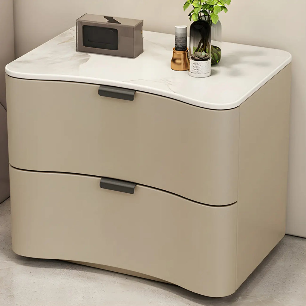 Table de chevet moderne à deux tiroirs avec plateau en pierre ondulée et revêtement en cuir.