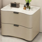 Table de chevet moderne à deux tiroirs avec plateau en pierre ondulée et revêtement en cuir.