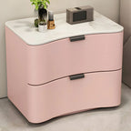 Table de chevet moderne à deux tiroirs avec plateau en pierre ondulée et revêtement en cuir.