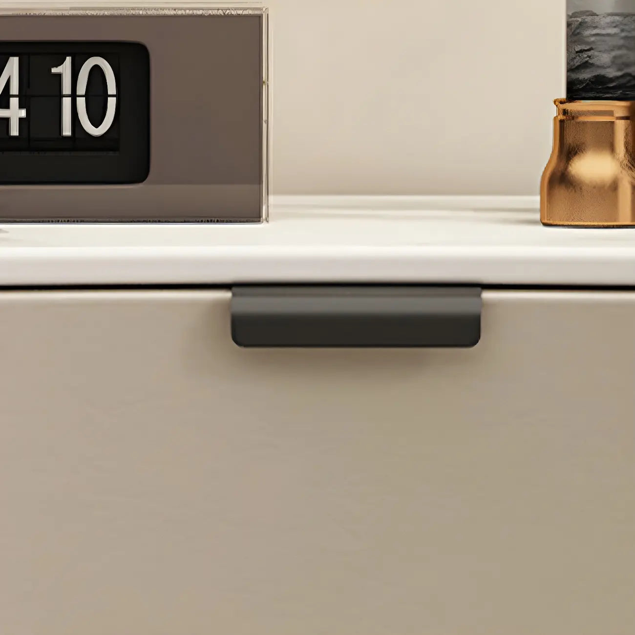 Table de chevet moderne à deux tiroirs avec plateau en pierre ondulée et revêtement en cuir.