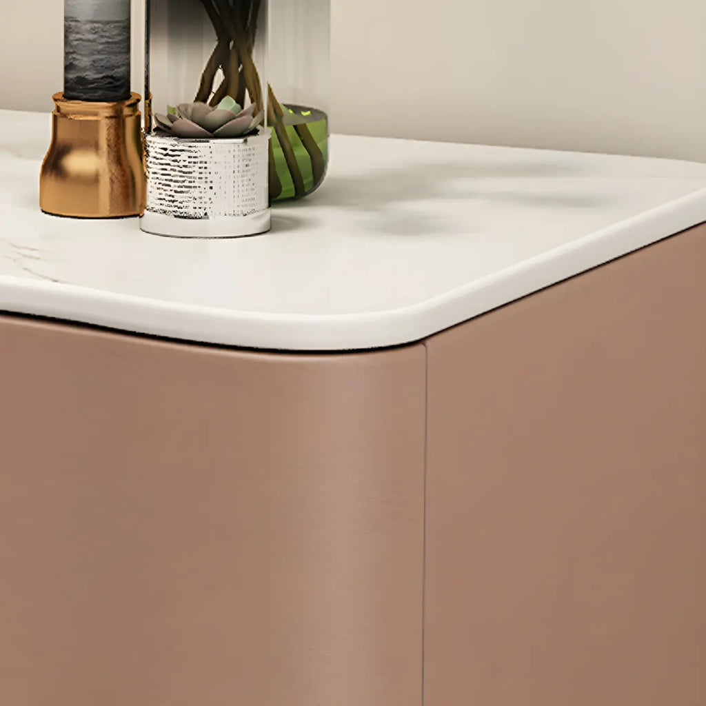 Table de chevet moderne à deux tiroirs avec plateau en pierre ondulée et revêtement en cuir.