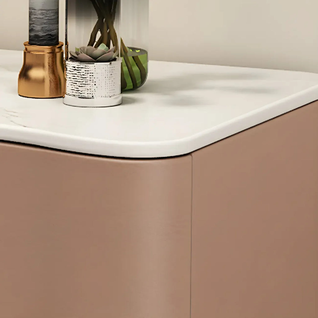 Table de chevet moderne à deux tiroirs avec plateau en pierre ondulée et revêtement en cuir.