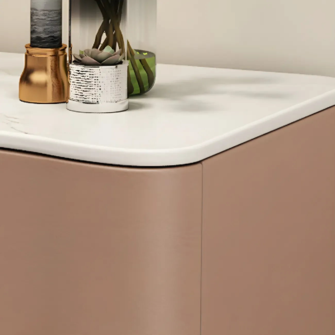 Table de chevet moderne à deux tiroirs avec plateau en pierre ondulée et revêtement en cuir.