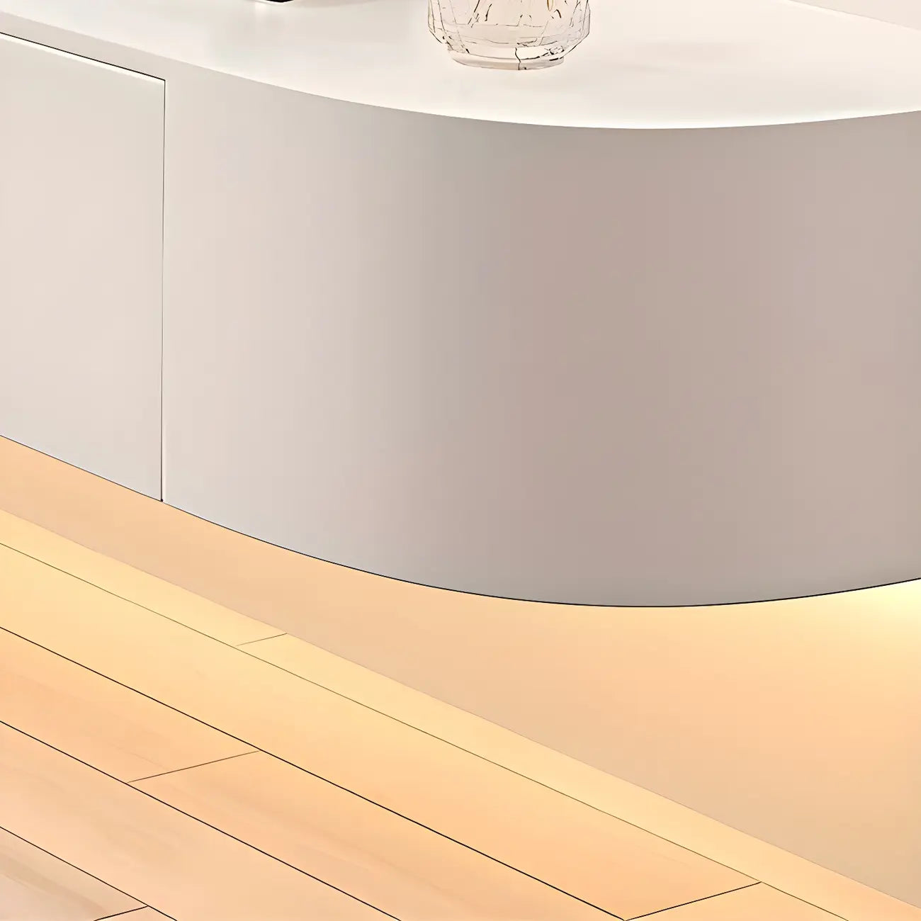 Meuble TV suspendu en bois blanc de style glamour avec tiroirs et étagères