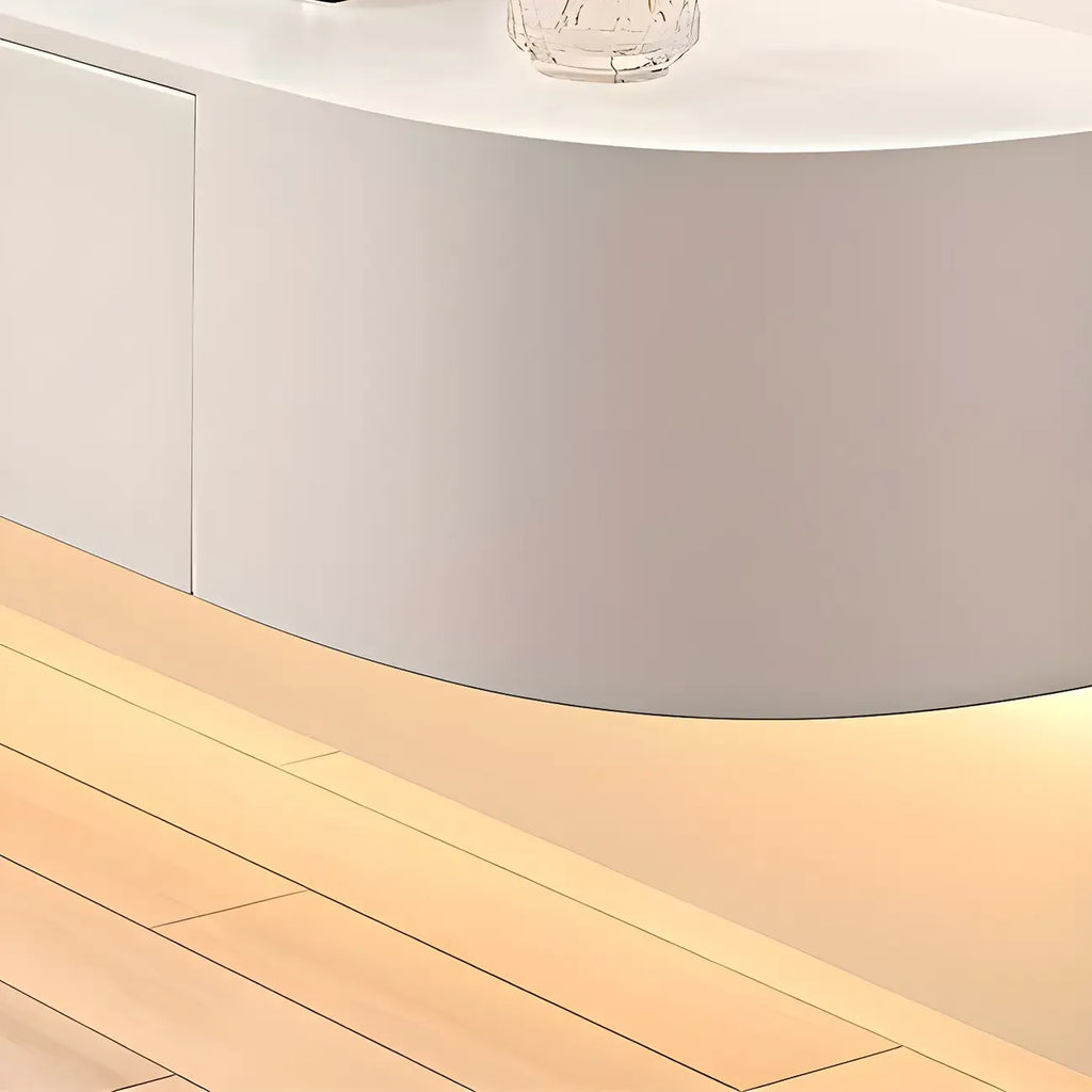 Meuble TV suspendu en bois blanc de style glamour avec tiroirs et étagères