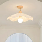 Plafonnier semi-encastré en bois finition naturelle avec abat-jour en tissu