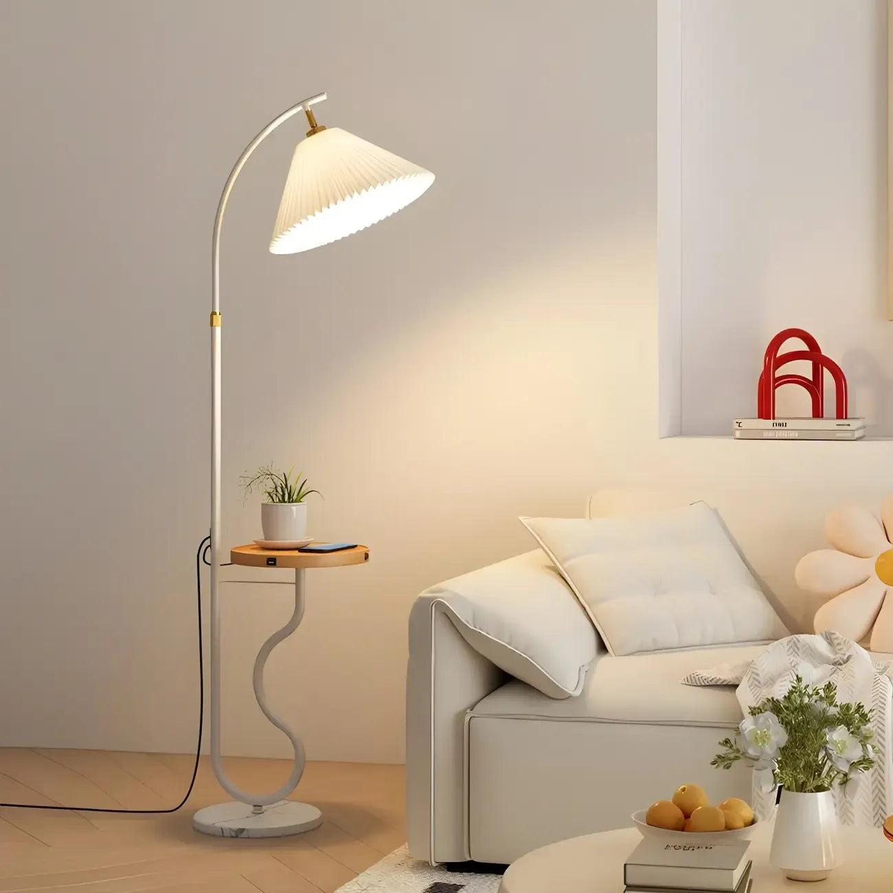 Lampadaire arqué blanc moderne avec étagère de rangement pour salon