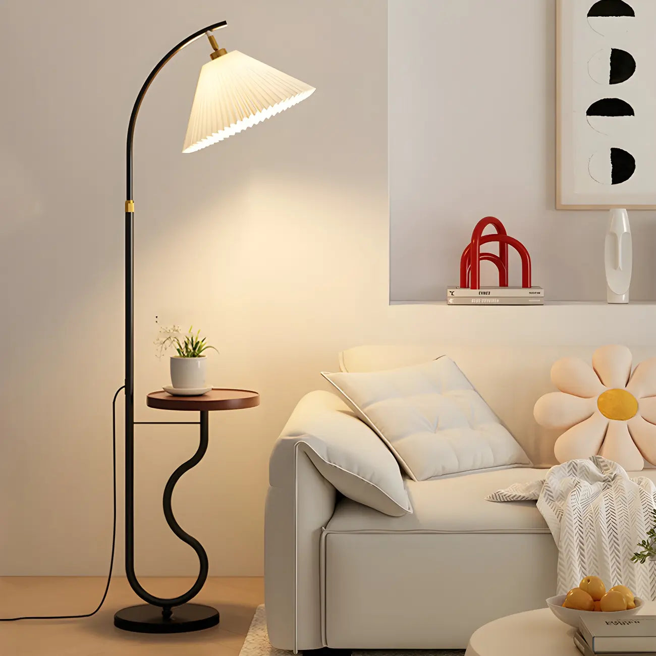 Lampadaire arqué blanc moderne avec étagère de rangement pour salon