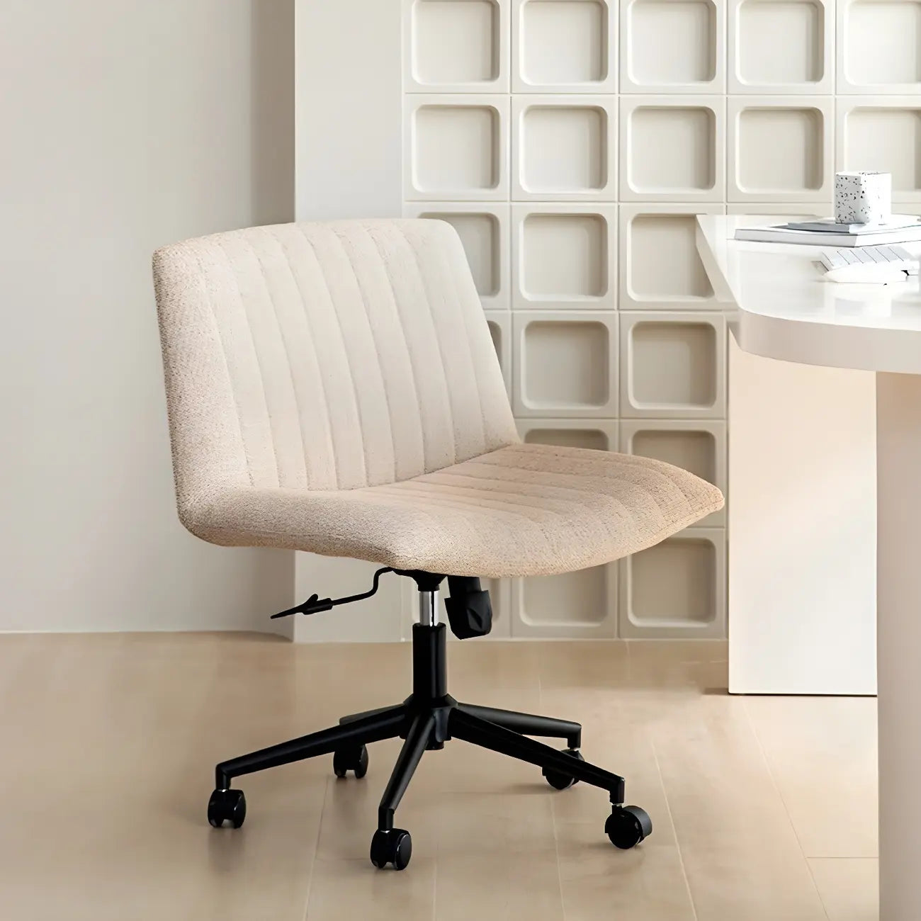 Chaise d'appoint pivotante réglable en cuir crème moderne