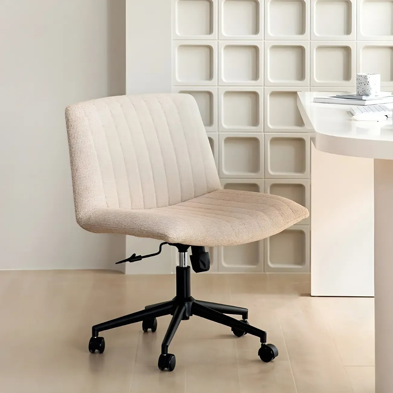 Chaise d'appoint pivotante réglable en cuir crème moderne