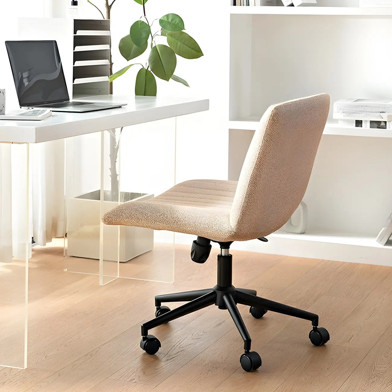 Chaise d'appoint pivotante réglable en cuir crème moderne