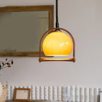 Suspension réglable en verre à café et dôme en bois.