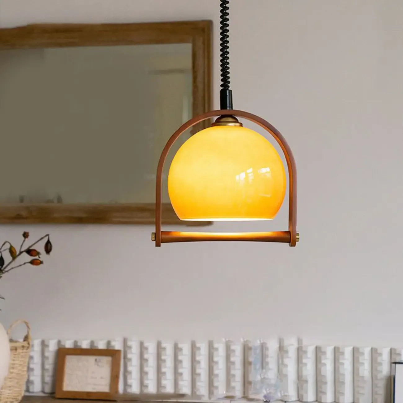 Suspension réglable en verre à café et dôme en bois.