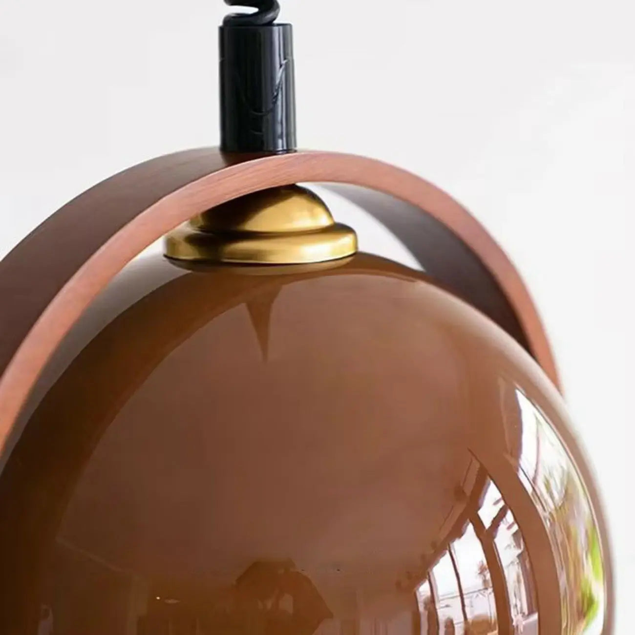 Suspension réglable en verre à café et dôme en bois.