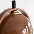 Suspension réglable en verre à café et dôme en bois.