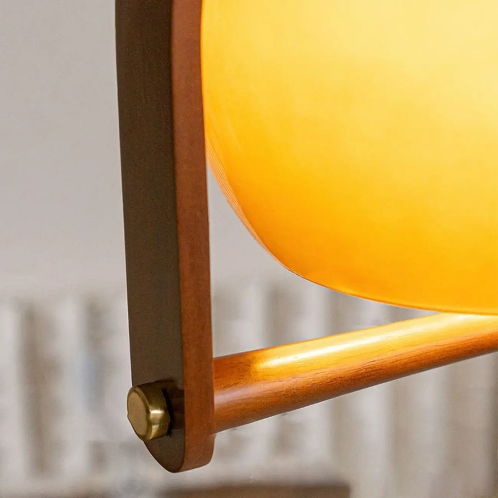 Suspension réglable en verre à café et dôme en bois.