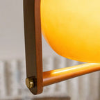 Suspension réglable en verre à café et dôme en bois.