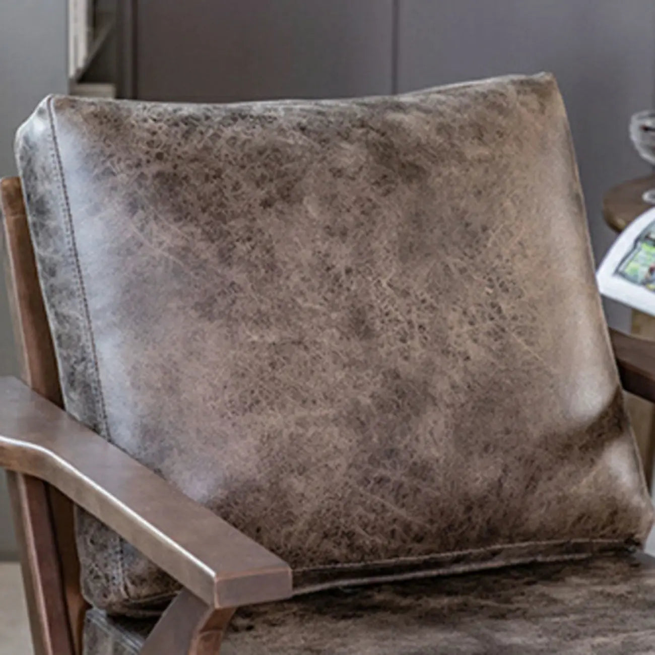 Fauteuil moderne en bois massif marron pour salon