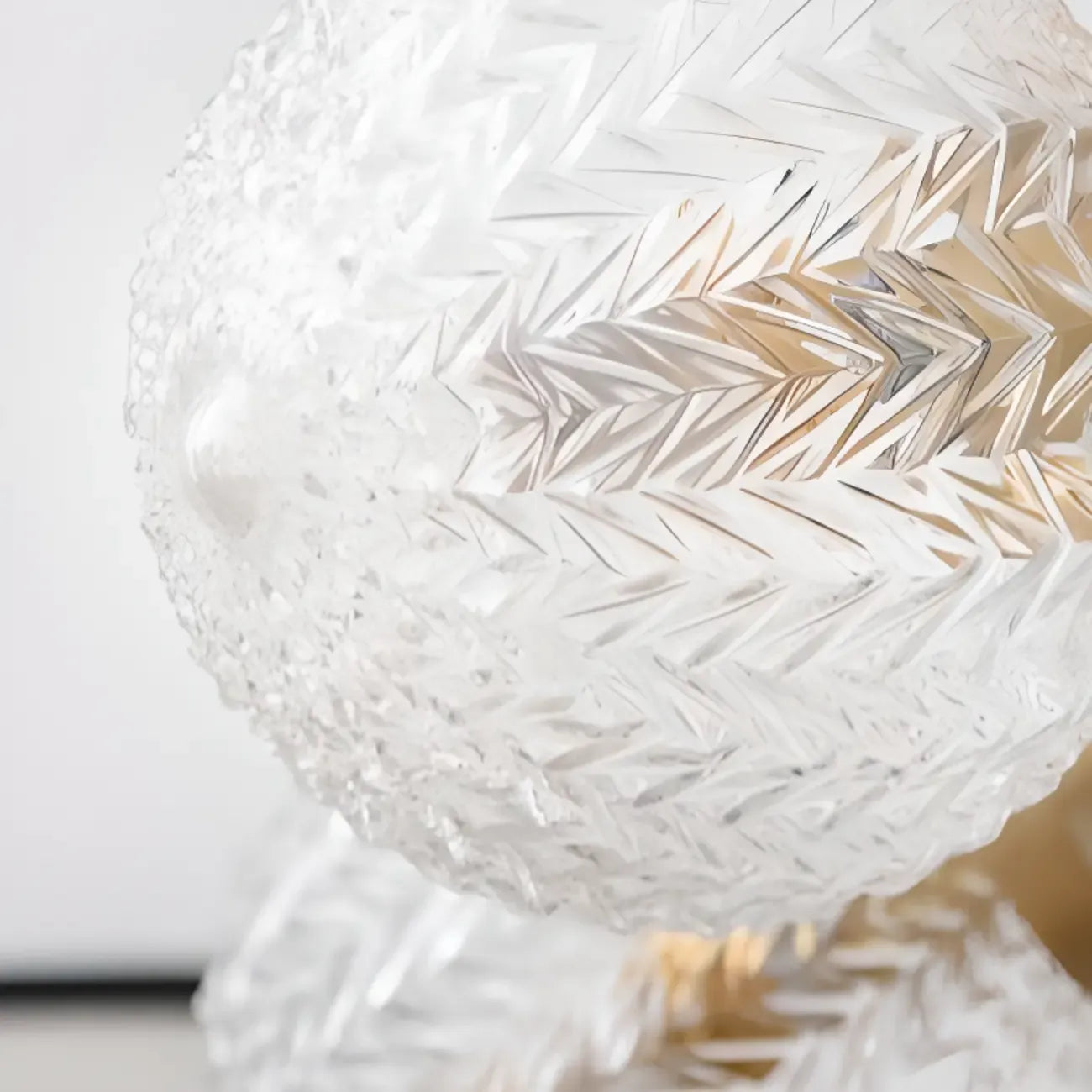 Plafonnier semi-encastré élégant à 6 globes en verre doré