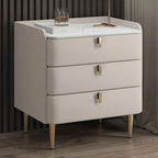 Table de chevet moderne à 3 tiroirs avec plateau en pierre, finitions dorées et revêtement en cuir.