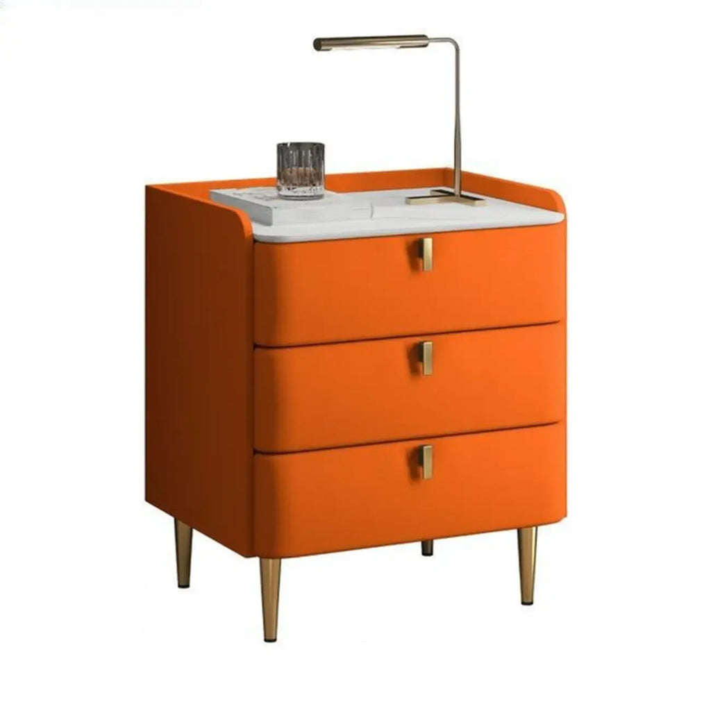 Table de chevet moderne à 3 tiroirs avec plateau en pierre, finitions dorées et revêtement en cuir.