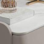 Table de chevet moderne à 3 tiroirs avec plateau en pierre, finitions dorées et revêtement en cuir.