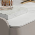 Table de chevet moderne à 3 tiroirs avec plateau en pierre, finitions dorées et revêtement en cuir.