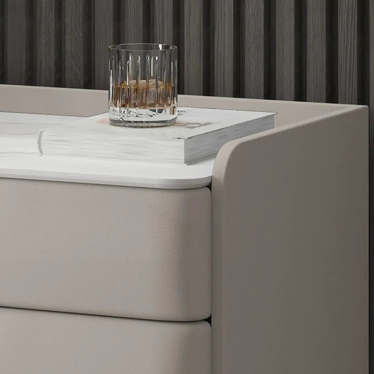 Table de chevet moderne à 3 tiroirs avec plateau en pierre, finitions dorées et revêtement en cuir.