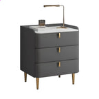 Table de chevet moderne à 3 tiroirs avec plateau en pierre, finitions dorées et revêtement en cuir.