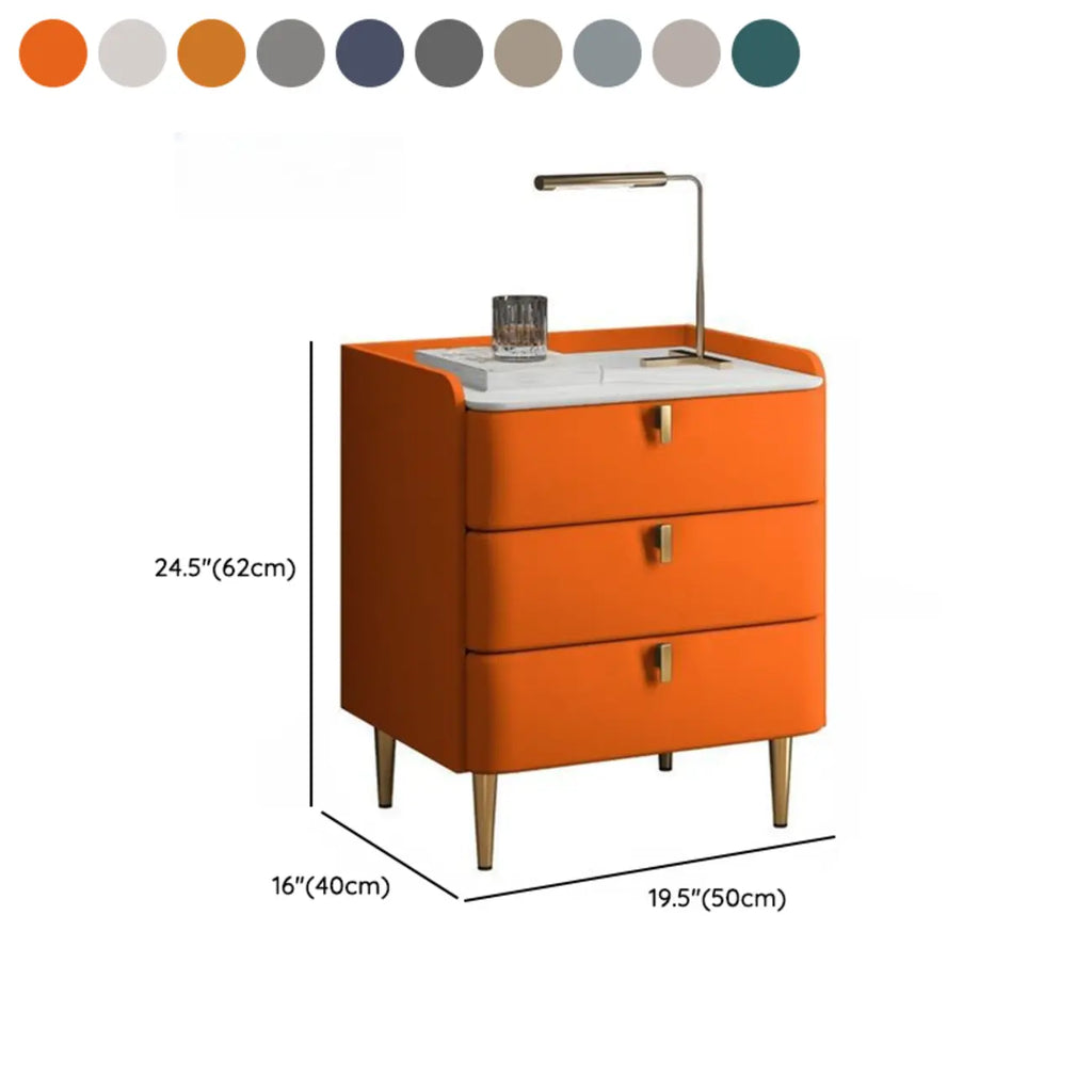 Table de chevet moderne à 3 tiroirs avec plateau en pierre, finitions dorées et revêtement en cuir.