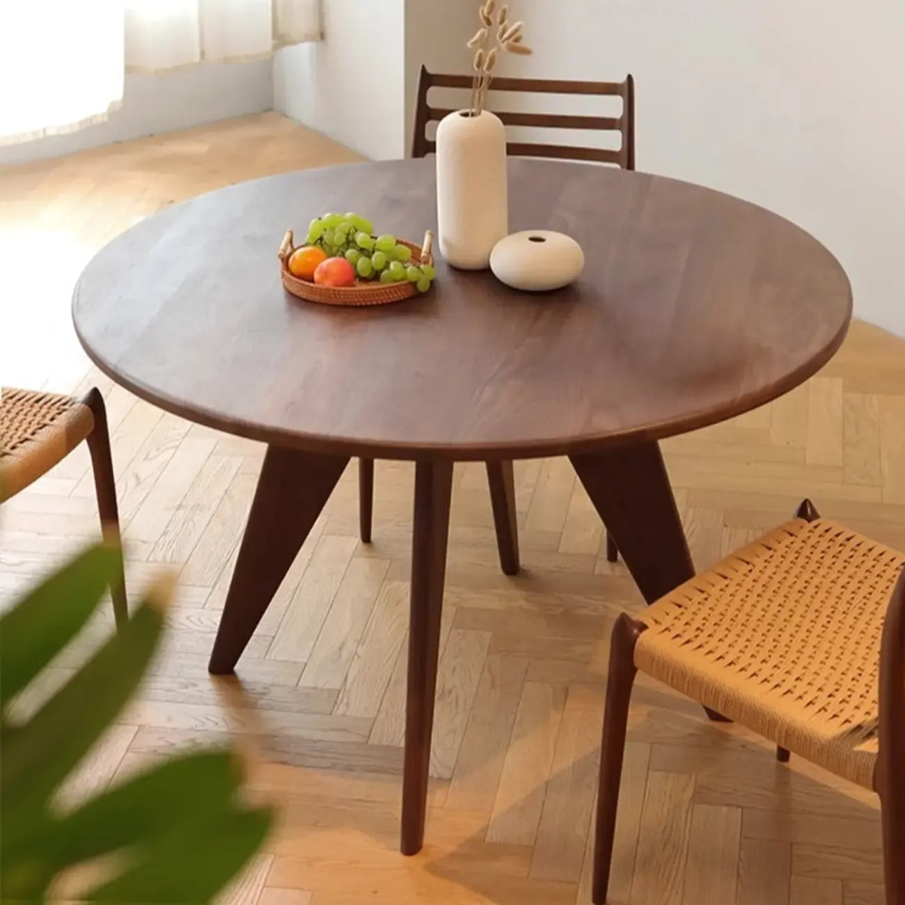 Table de salle à manger ronde en frêne brun de style scandinave