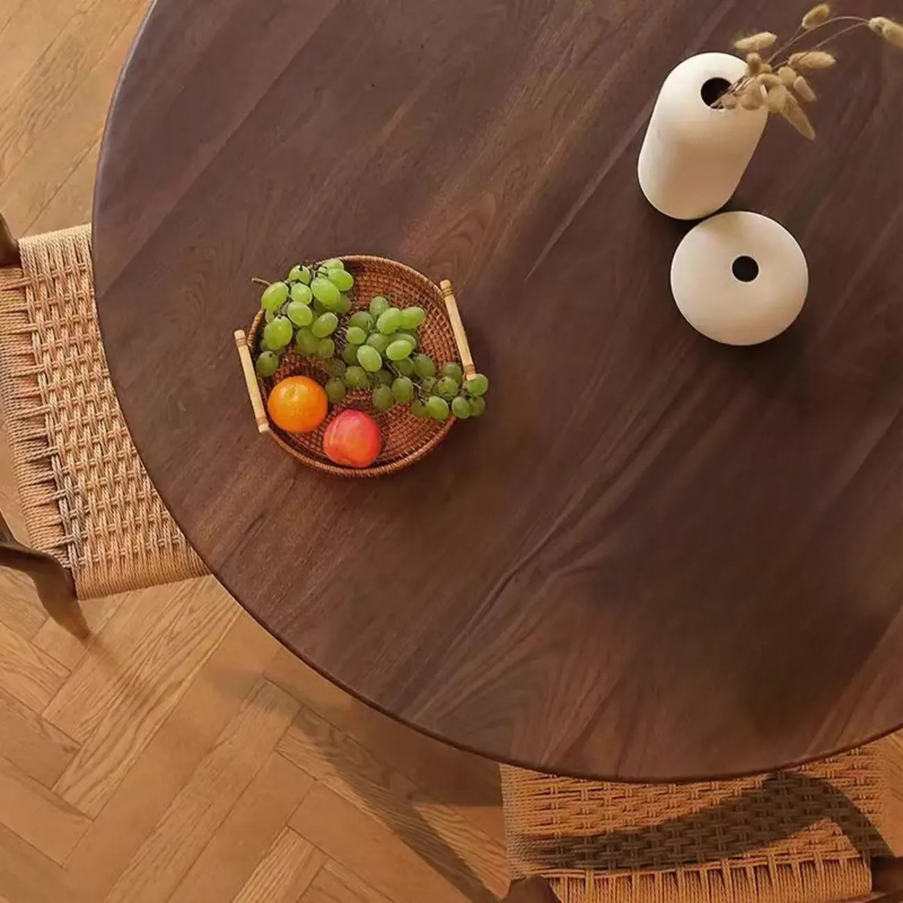 Table de salle à manger ronde en frêne brun de style scandinave