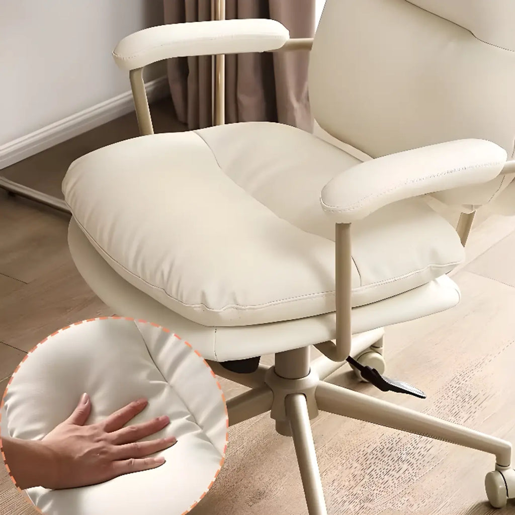 Fauteuil de bureau ergonomique pivotant en cuir beige élégant
