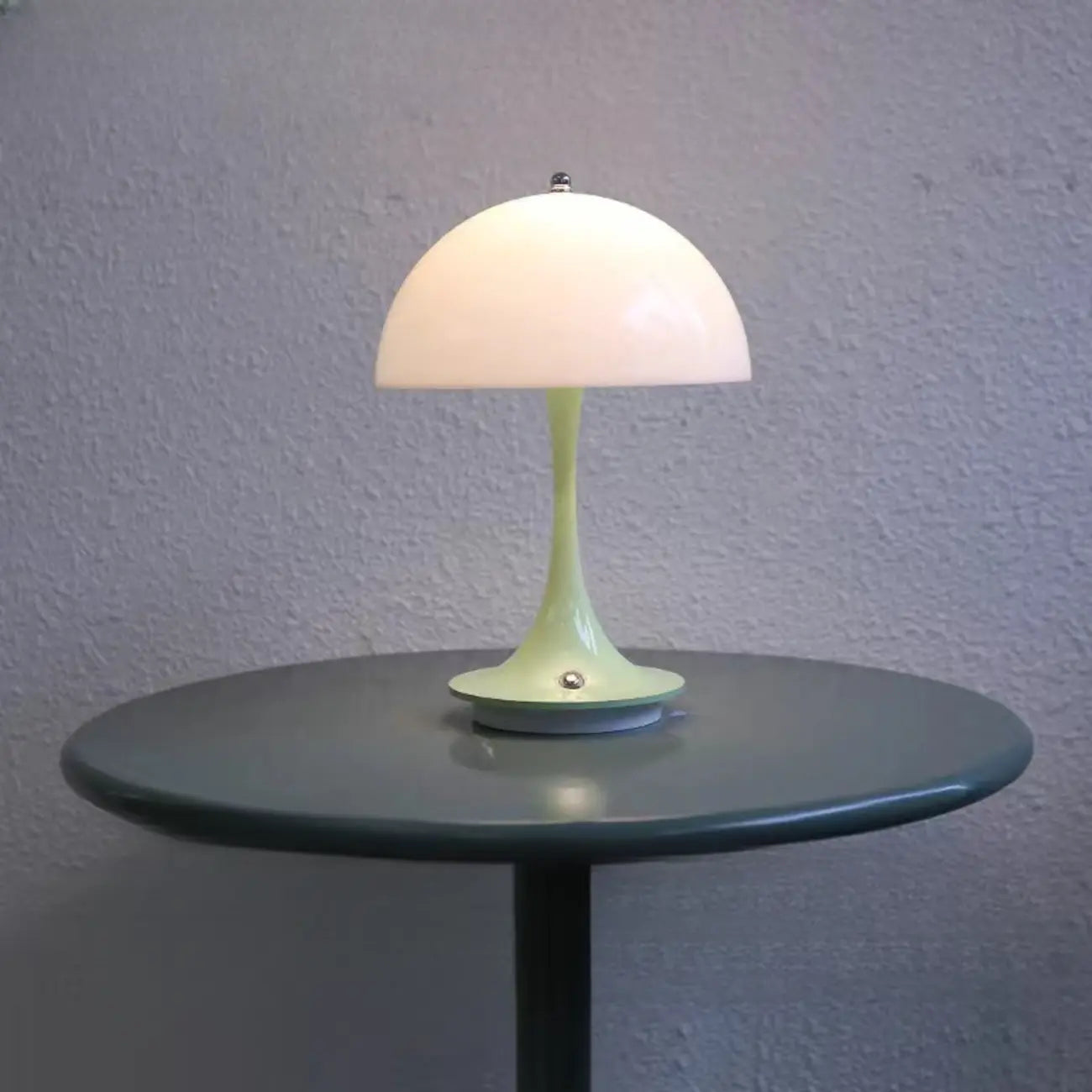 Lampe de table Art Déco sans fil à LED blanche avec dôme et abat-jour en acrylique.