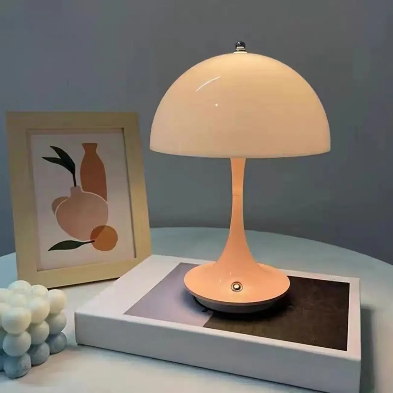 Lampe de table Art Déco sans fil à LED blanche avec dôme et abat-jour en acrylique.