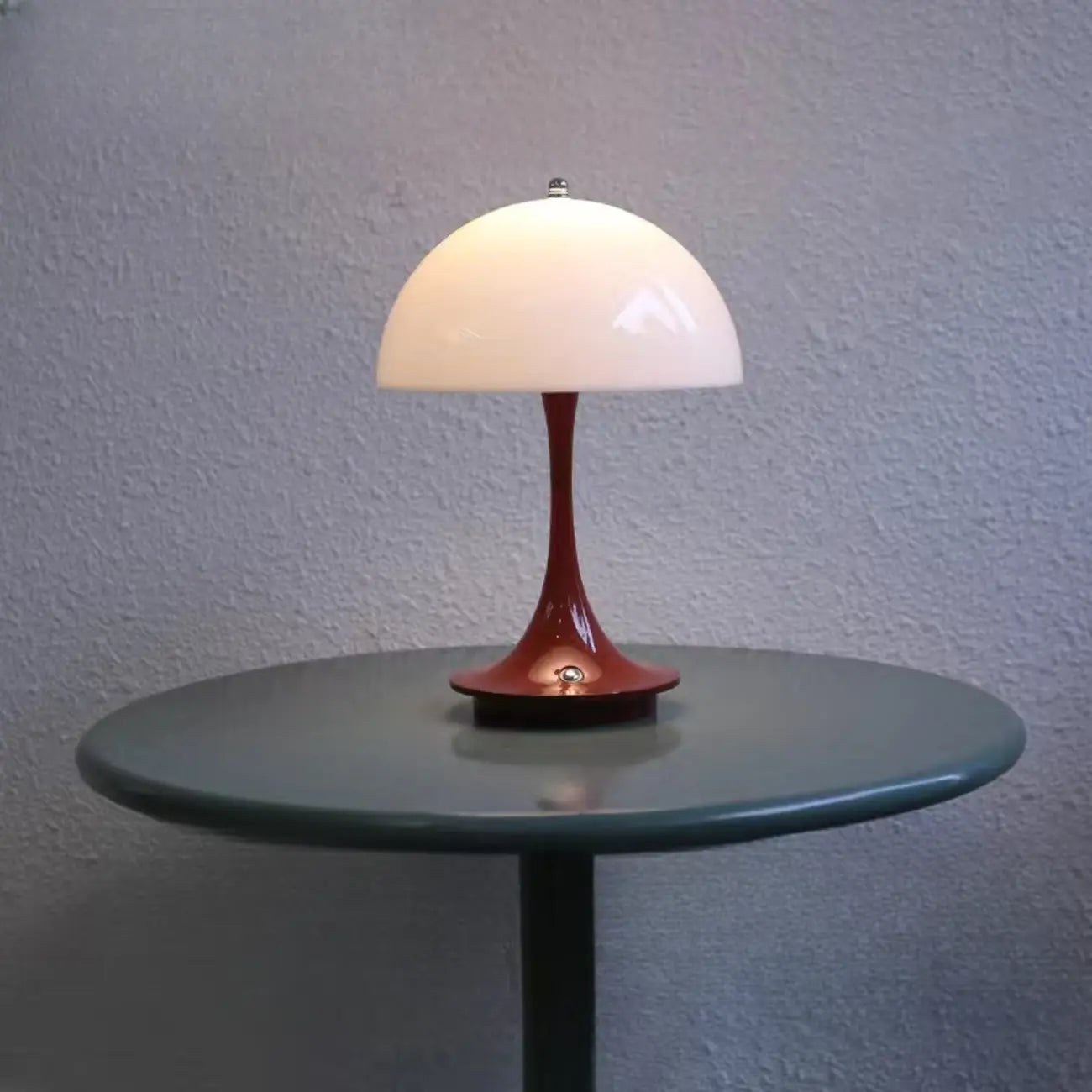 Lampe de table Art Déco sans fil à LED blanche avec dôme et abat-jour en acrylique.