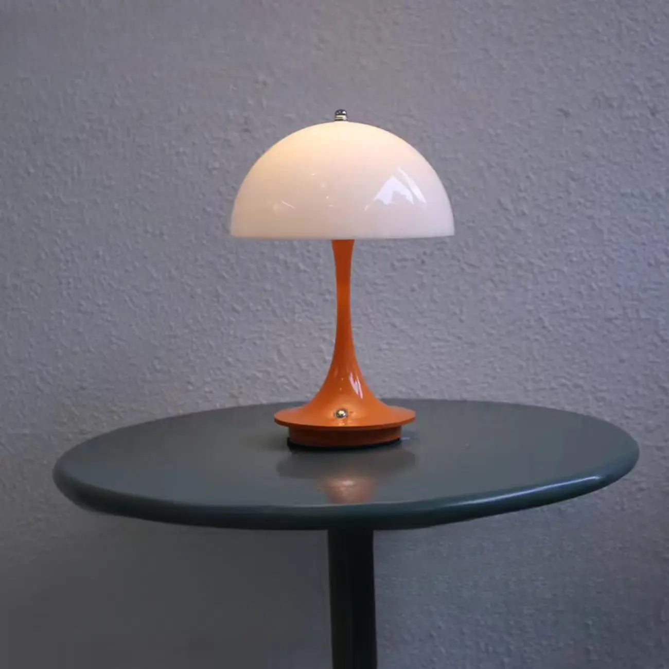 Lampe de table Art Déco sans fil à LED blanche avec dôme et abat-jour en acrylique.