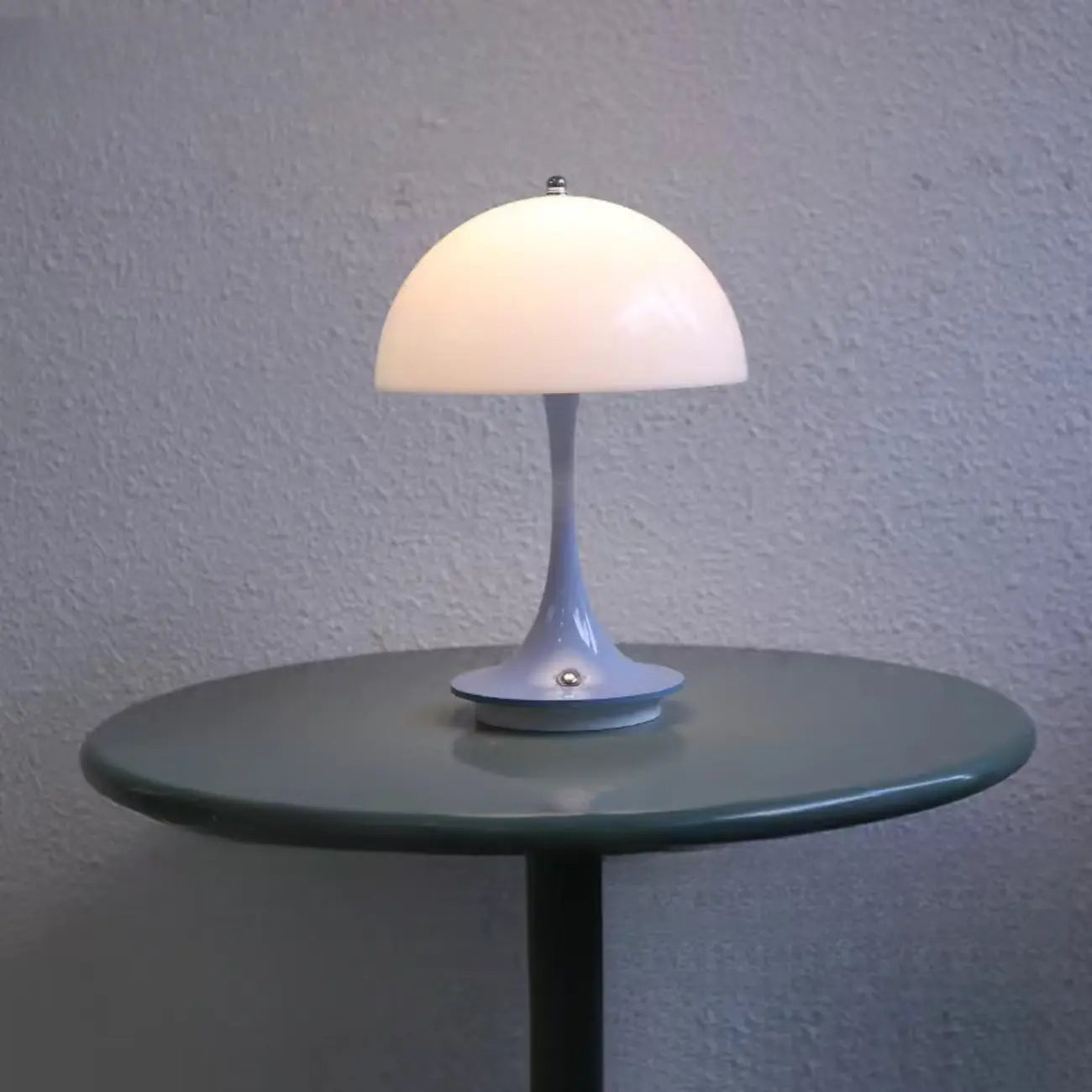 Lampe de table Art Déco sans fil à LED blanche avec dôme et abat-jour en acrylique.