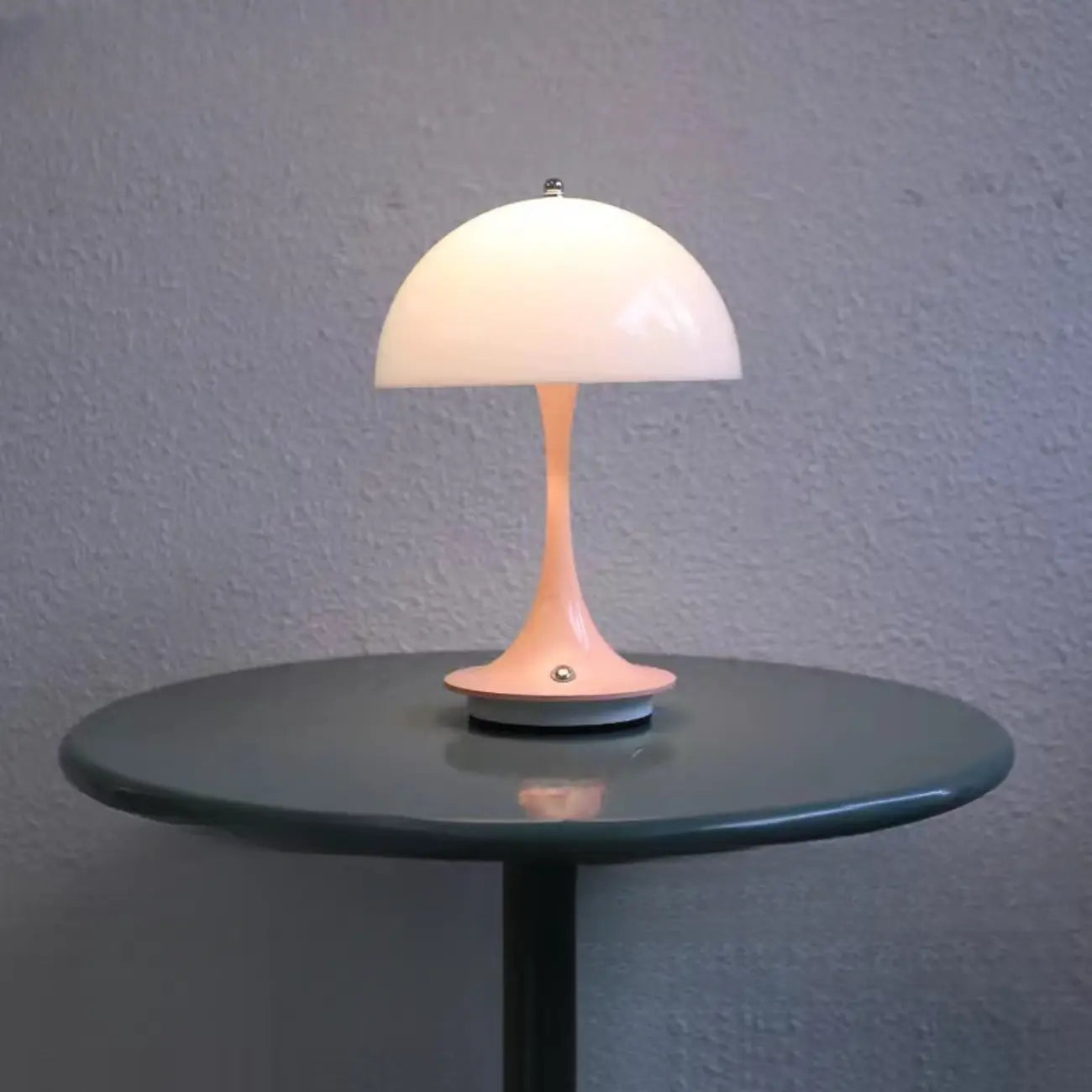 Lampe de table Art Déco sans fil à LED blanche avec dôme et abat-jour en acrylique.