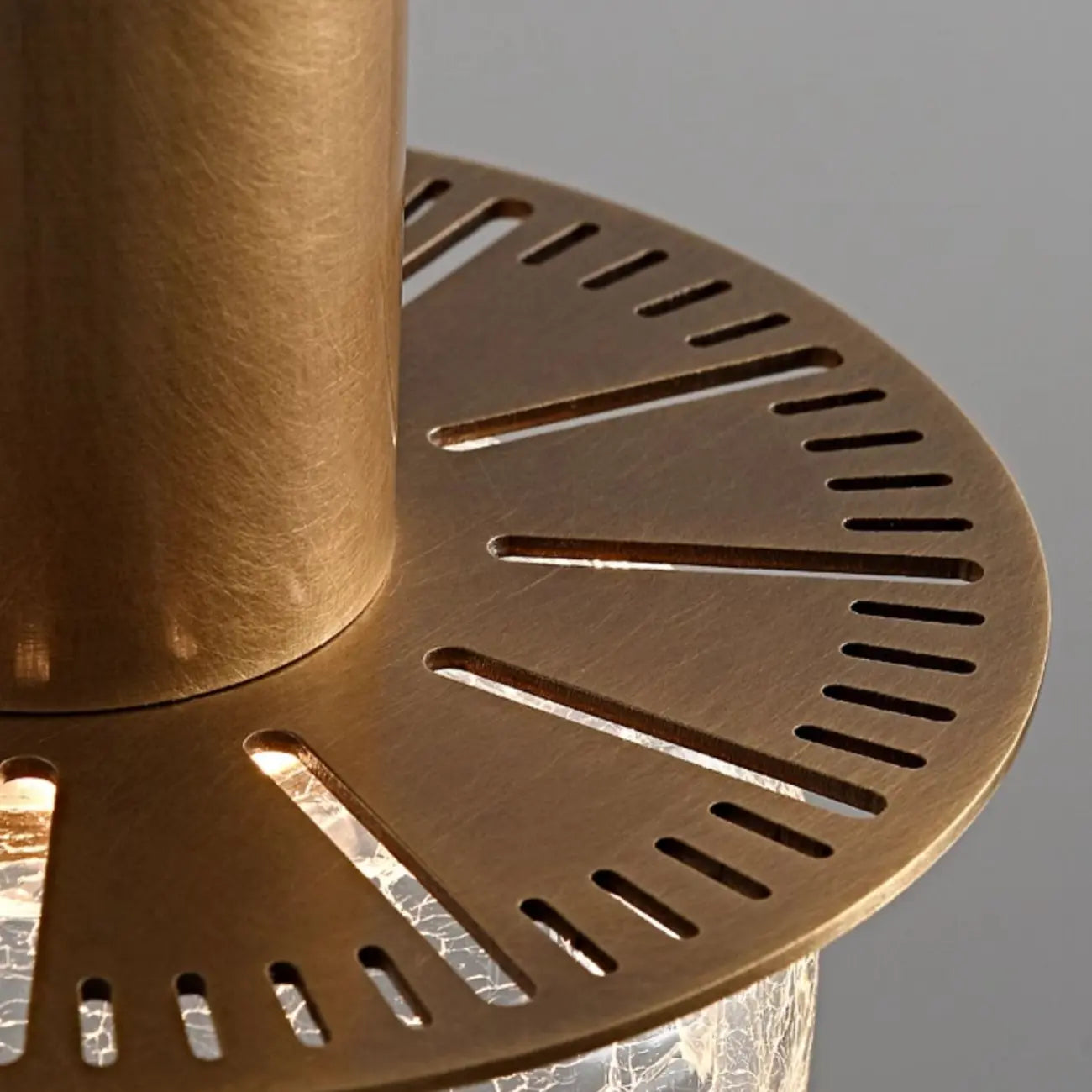 Suspension moderne en laiton et verre craquelé avec éclairage LED chaud