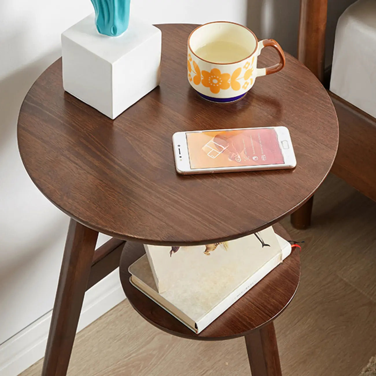 Table d'appoint ronde en bois marron avec piètement tripode et rangement
