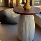 Table d'appoint ronde marron sur pied pour salon