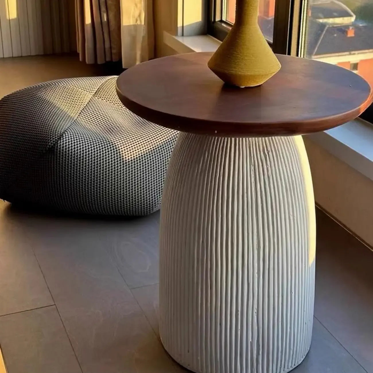 Table d'appoint ronde marron sur pied pour salon