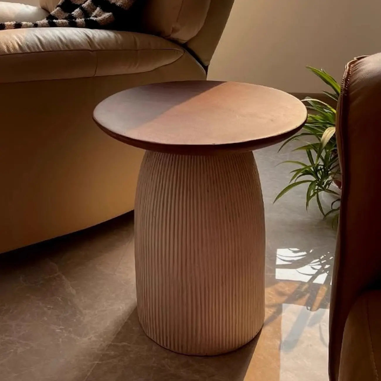 Table d'appoint ronde marron sur pied pour salon
